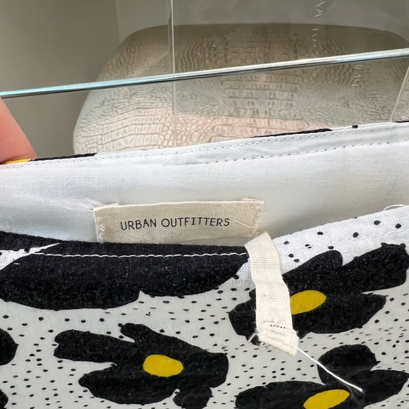 Cute Urban Outfitters mini floral skirt with slit - Picture 10 of 10